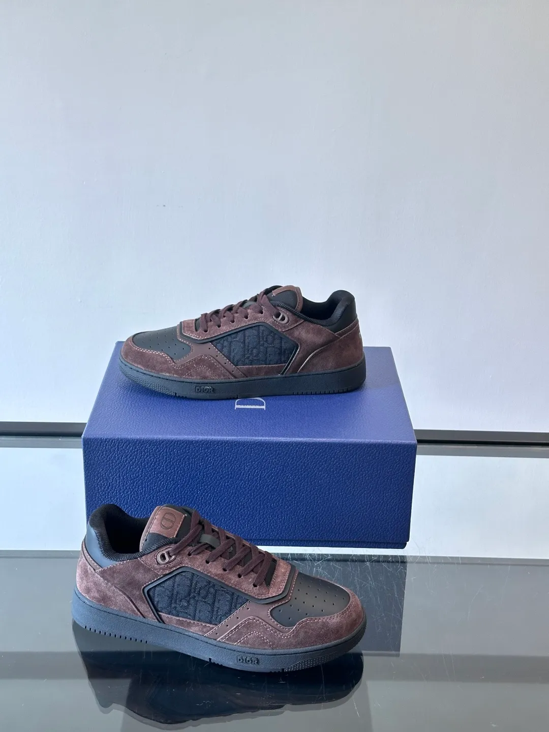 Men's shoes 💰p400 "DIO＊" low-top B27 casual sports shoes, this B27 low-top B27 Dio*'s classic item comes from the DIOR.TEARS joint series. Carefully crafted from first-grain cowhide, it is decorated with laser-drawn Oblique prints and is layered with cotton styling details to display the 💰peace Sign pattern from the Dio*Tears collaboration series. It is paired with white Oblique Galaxy print-effect leather panels to enhance the style. The two-tone rubber sole, tongue and backside feature the Dior Tears logo, CD Icon eyelets and rich classic details. Elevate any outfit and pair with other Dior Tears pieces for matching looks. Size: 38-44 Male 38-44 (45 46 customized)